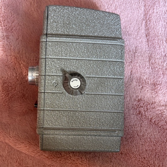 Bell & Howell Vintage Gray Camera with Brown Case - Picture 4 of 7